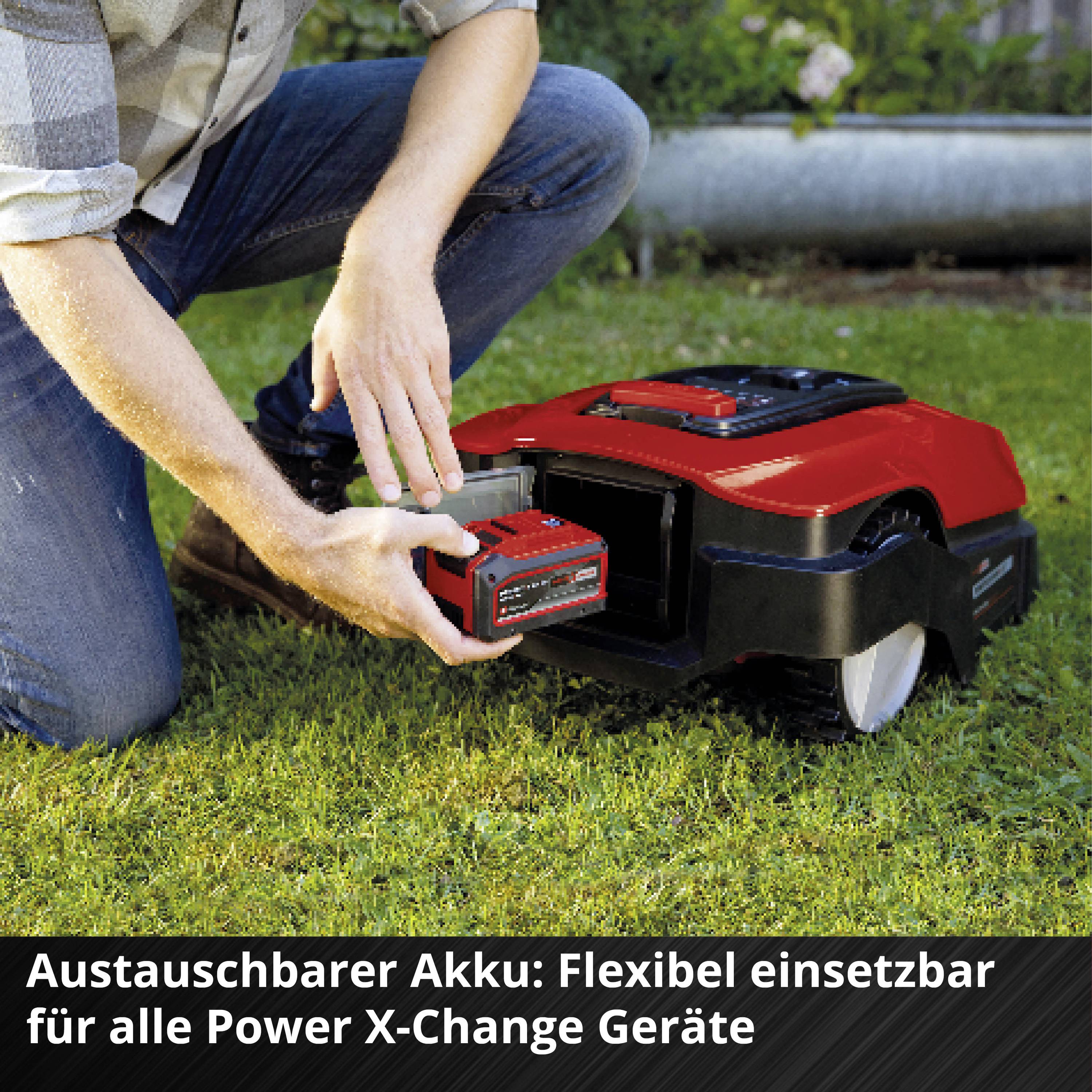 Eine Person wechselt den Akku eines roten Rasenroboters. Text im Bild: Austauschbarer Akku, flexibel einsetzbar für alle Power X-Change Geräte.