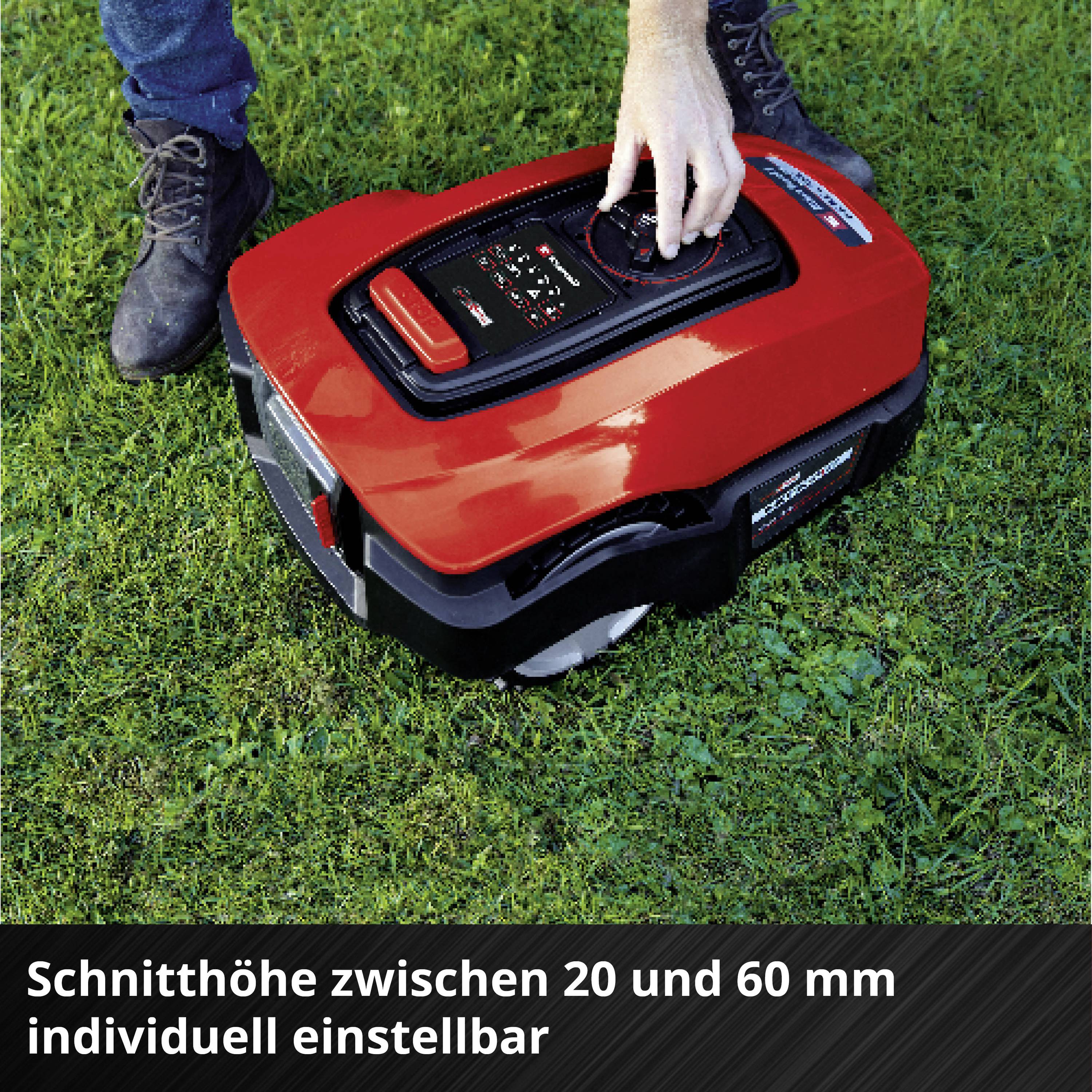 Ein Rasenmäher-Roboter wird auf einer Rasenfläche eingestellt. Die Schnittthöhe kann zwischen 20 und 60 mm individuell angepasst werden.