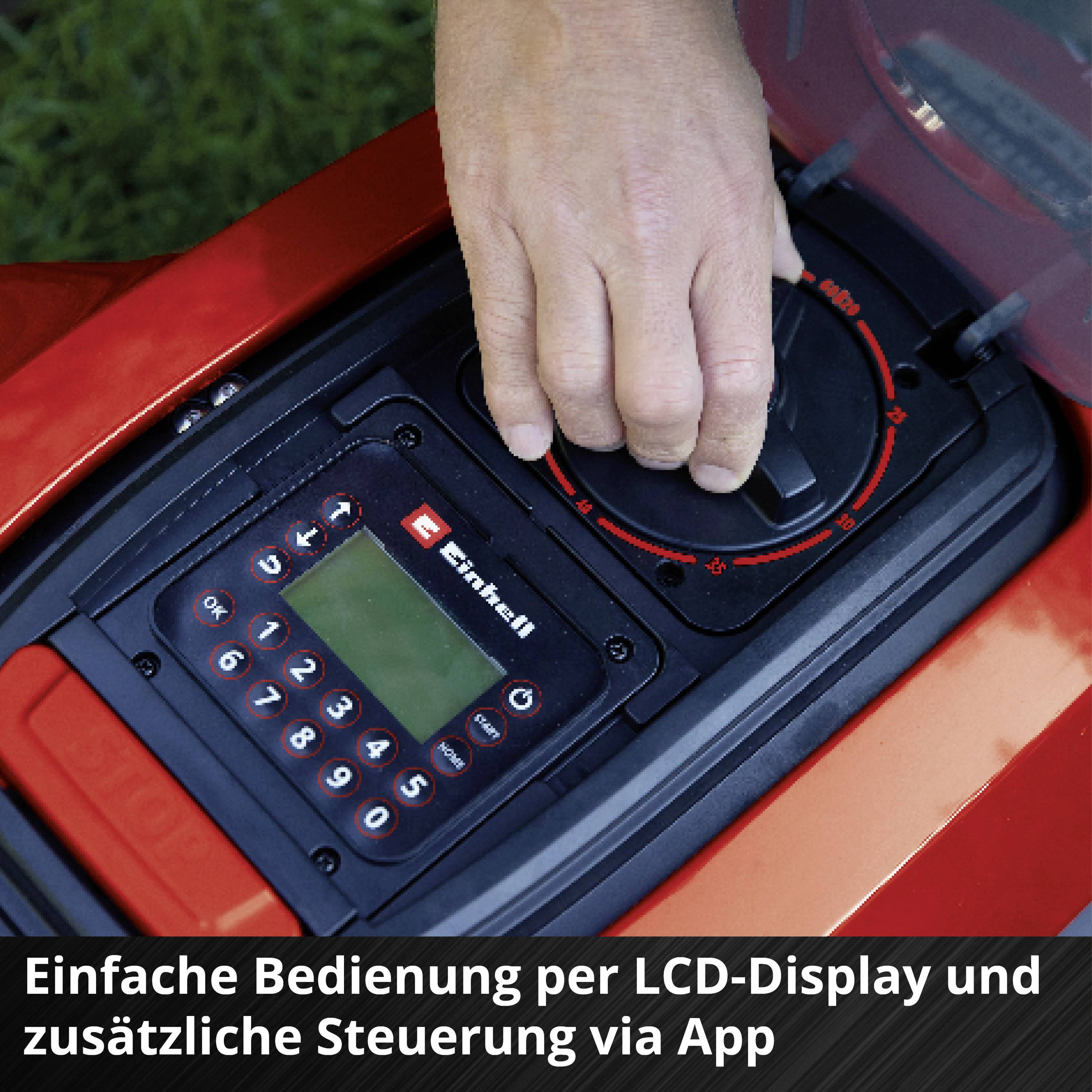 Nahaufnahme einer Hand, die ein Bedienfeld mit LCD-Anzeige und Tasten auf einem Rasenmäher einstellt. Text: Einfache Bedienung per LCD-Display und zusätzliche Steuerung via App.