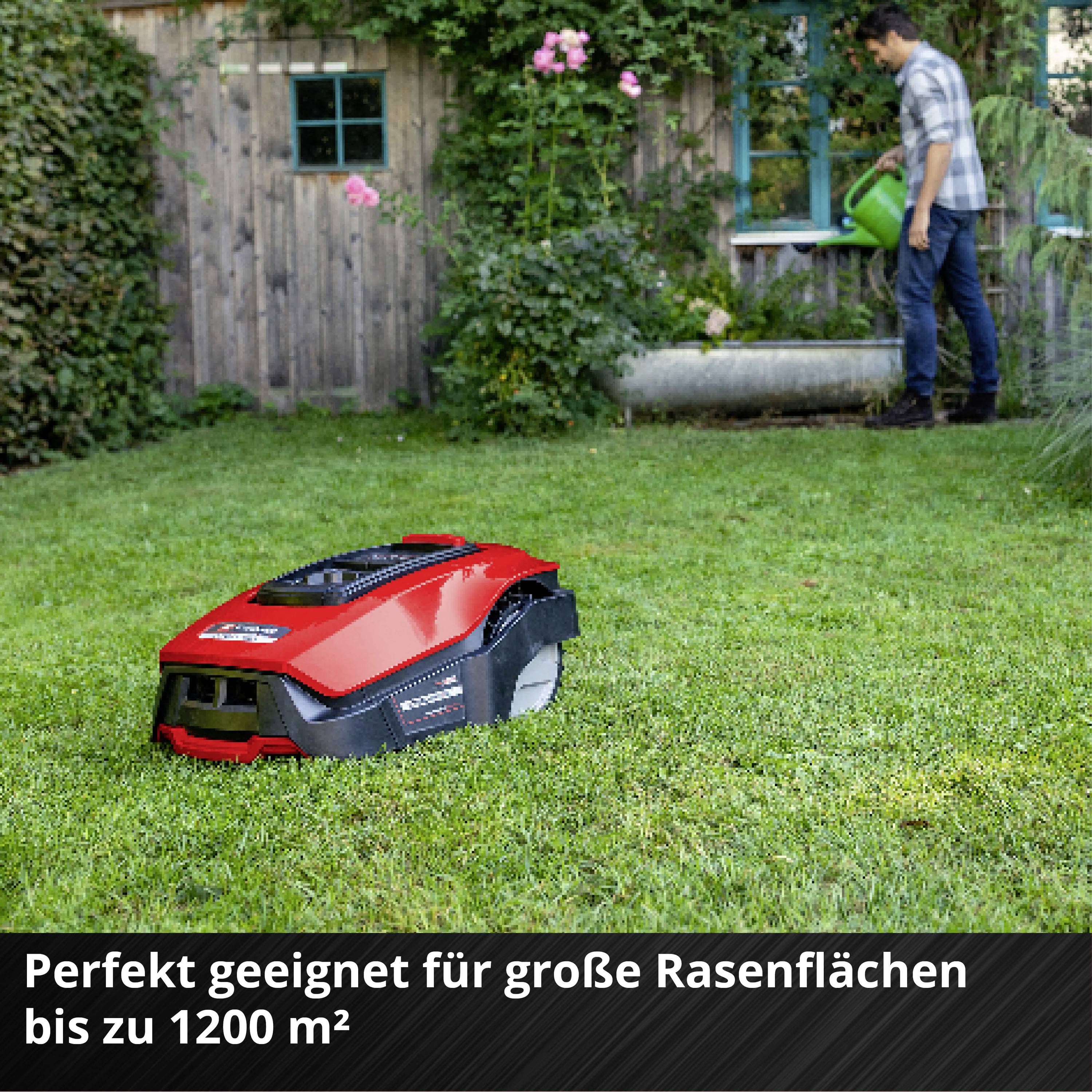 Ein roter Mähroboter mäht den Rasen, während eine Person im Hintergrund Blumen gießt. Text: 'Perfekt geeignet für große Rasenflächen bis zu 1200 m²'.