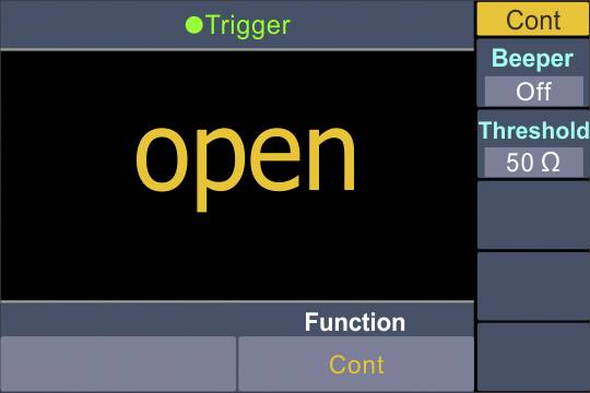 Bildschirm einer elektronischen Anzeige: 'Trigger open' in Gelb. Rechte Seite zeigt Einstellungen: Cont, Beeper Off, Threshold 50 Ω.