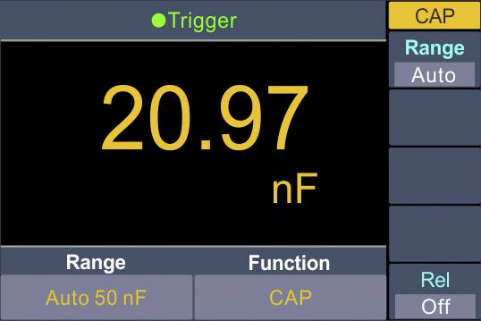 Digitales Messgerät zeigt: Kapazitätsmessung bei 20,97 nF im Auto-Bereichmodus. Funktionen: Trigger aktiviert, Relativer Modus aus.