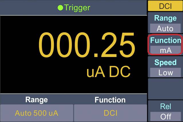 Messgerät-Display zeigt '000.25 uA DC'. Modi: DCI, Auto, Low. Funktionen: Bereich 'Auto 500 uA', mA-Funktion hervorgehoben.