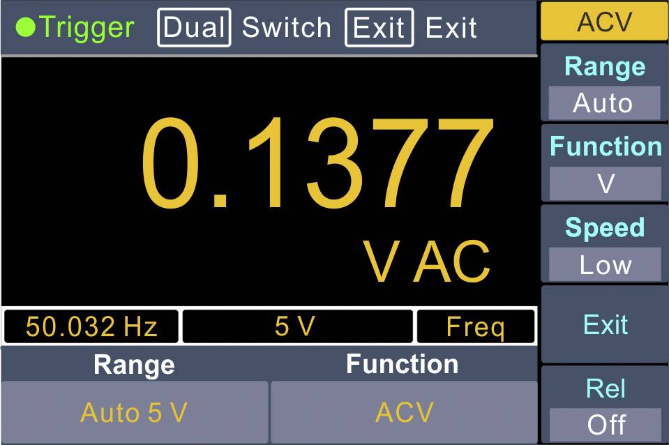 Ein elektronisches Messgerät-Display zeigt '0.1377 V AC'. Oben links: 'Trigger'. Unten links: '50.032 Hz', 'Auto 5 V'. Rechts: Tasten für Einstellungen.