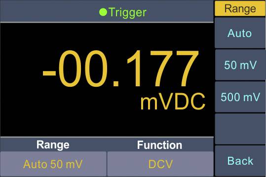 Digitalanzeige eines Messgeräts zeigt '-00.177 mVDC' in Gelb. Funktion ist 'DCV', Bereich 'Auto 50 mV'. Optionen: Auto, 50 mV, 500 mV.