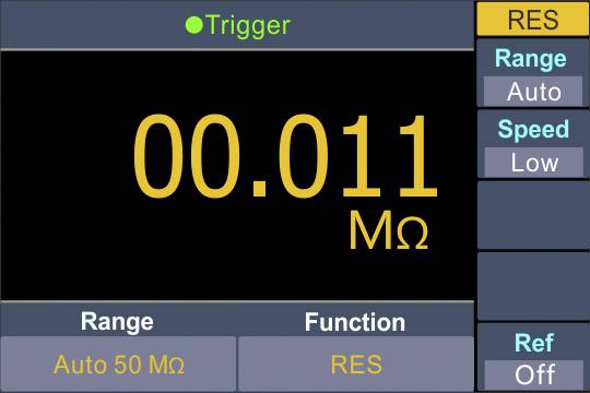 'RES'-Messgerät zeigt 0,011 MΩ bei Auto 50 MΩ Bereich. Trigger aktiv, Bereich auf 'Auto', niedrige Geschwindigkeit, Ref 'Aus'.