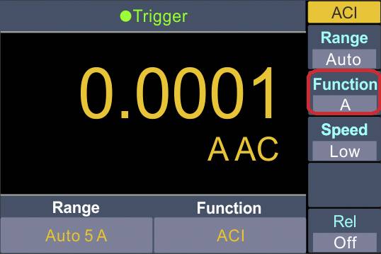Messgerät-Display zeigt '0.0001 AAC', Funktion 'A', Bereich 'Auto 5 A' und ACI Modus. Geschwindigkeit auf 'Low', Rel auf 'Off'.