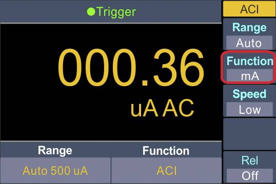 Messgerät-Anzeige: Aktueller Messwert 0,36 uA AC im Bereich 'Auto 500 uA'. Funktion 'mA'. Geschwindigkeit 'Low'. Modus 'ACI'.