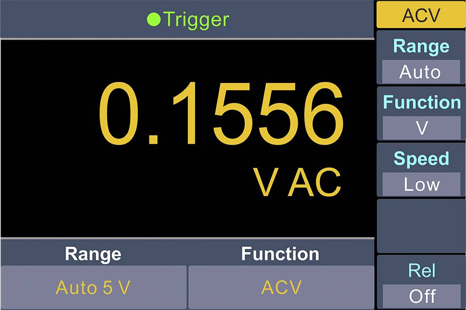 Digitales Messgerät-Display zeigt '0.1556 V AC'. Einstellungen: ACV, Auto-Bereich, Funktion 'V', Geschwindigkeit 'Niedrig', Relativwert 'Aus'.