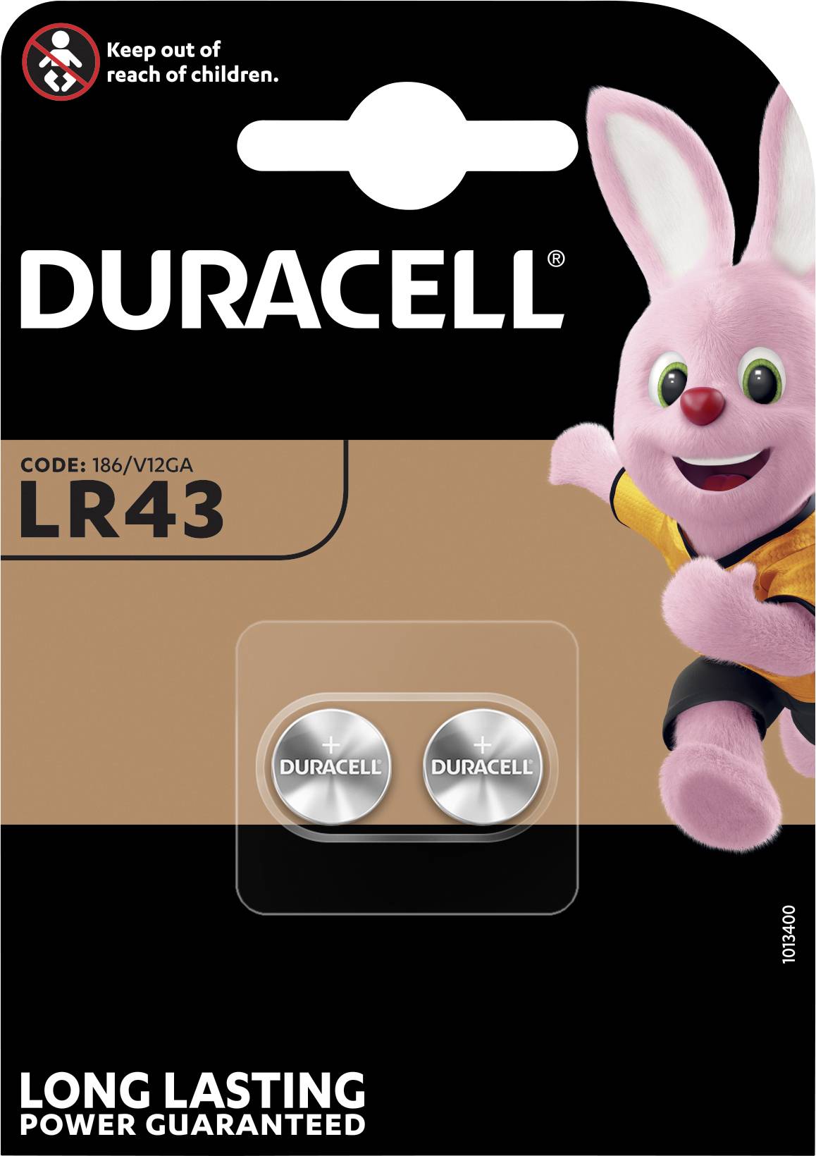 Verpackung mit zwei Duracell-Batterien LR43. Ein rosa Hase in einem schwarzen Shirt springt rechts. Aufschrift: 'Long Lasting'.
