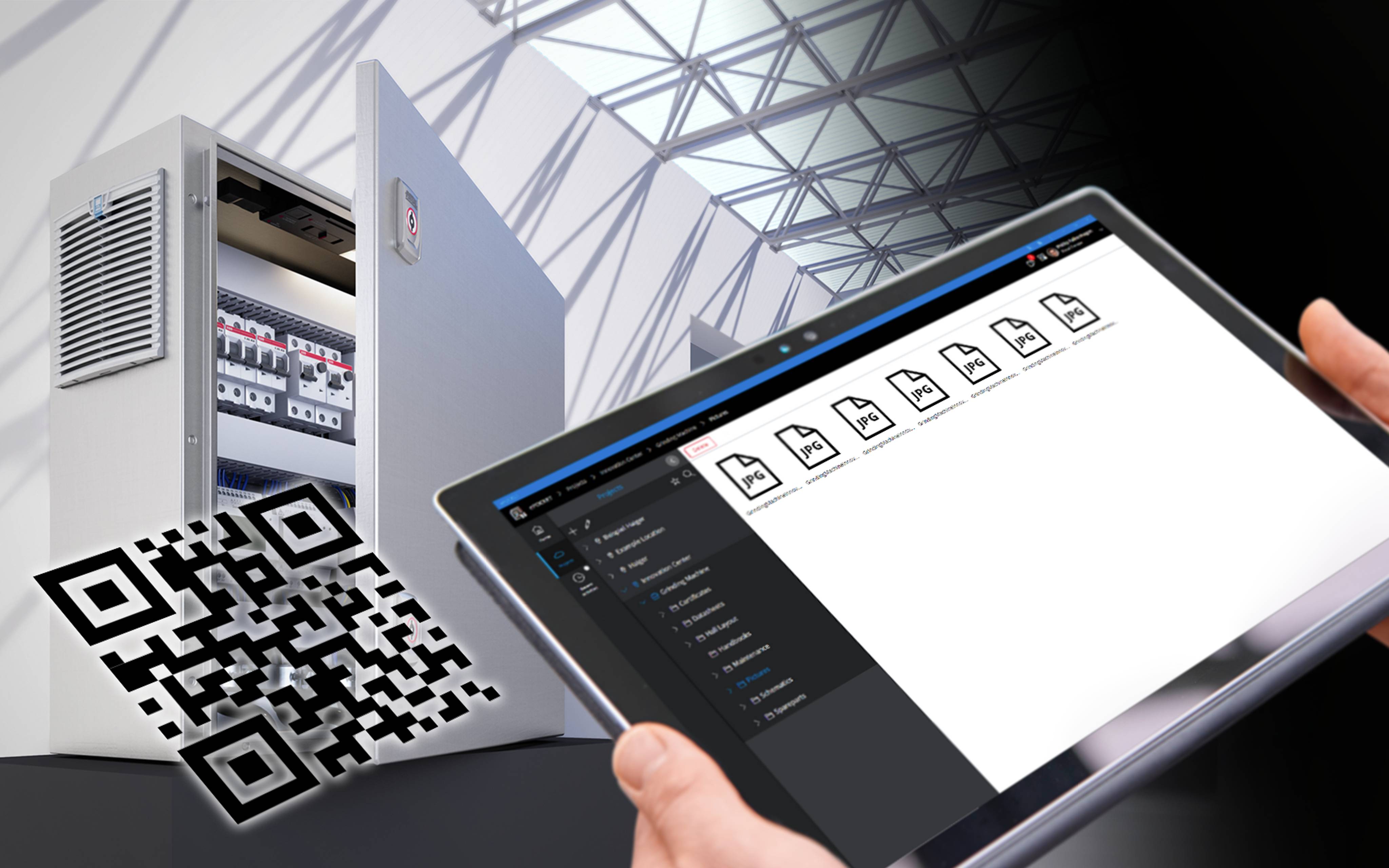 Ein Tablet zeigt ein Gebäudeplanungsprogramm. Im Hintergrund ist ein Schaltschrank und ein QR-Code sichtbar.