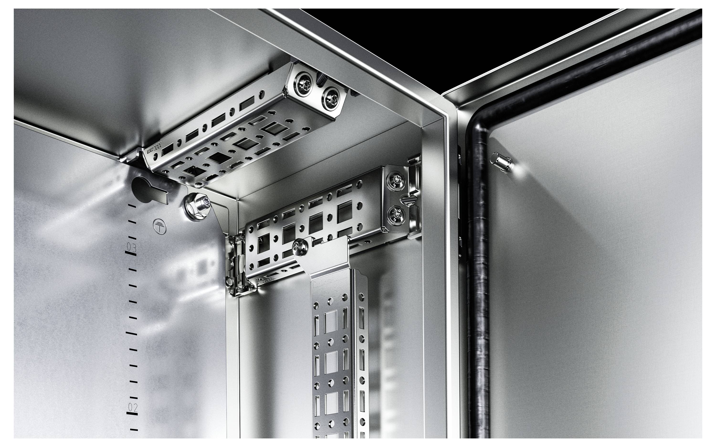 Innenansicht eines Metallgehäuses mit montierten Schienen und Halterungen, geeignet für Elektroinstallation oder Server-Komponenten.