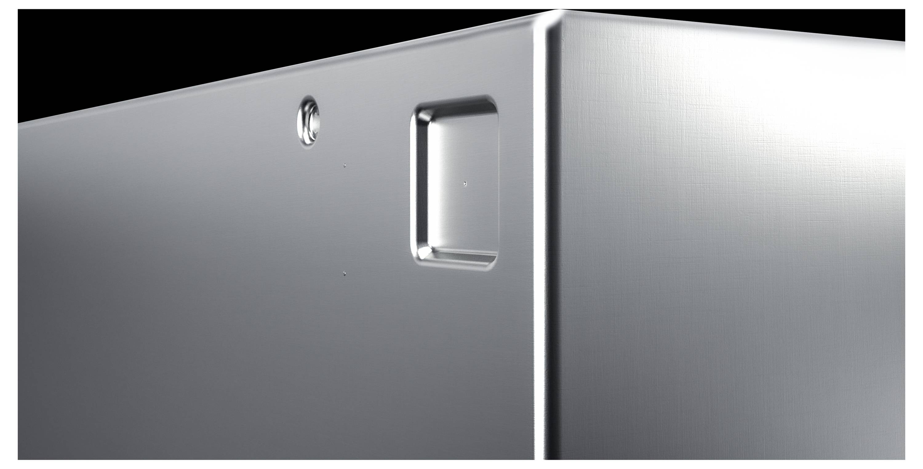 Eine verchromte Metallecke mit einer strukturierten Oberfläche und kleinen vertieften Details, die Eleganz und Präzision vermittelt.