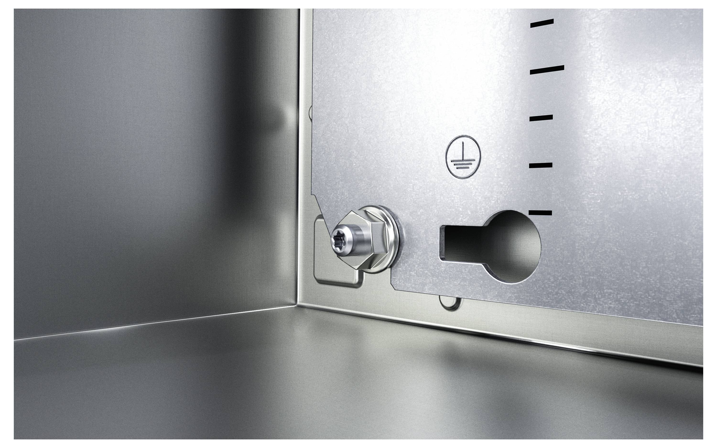 Blick in einen metallischen Schrank mit einem Erdungssymbol auf einer Innenwand.