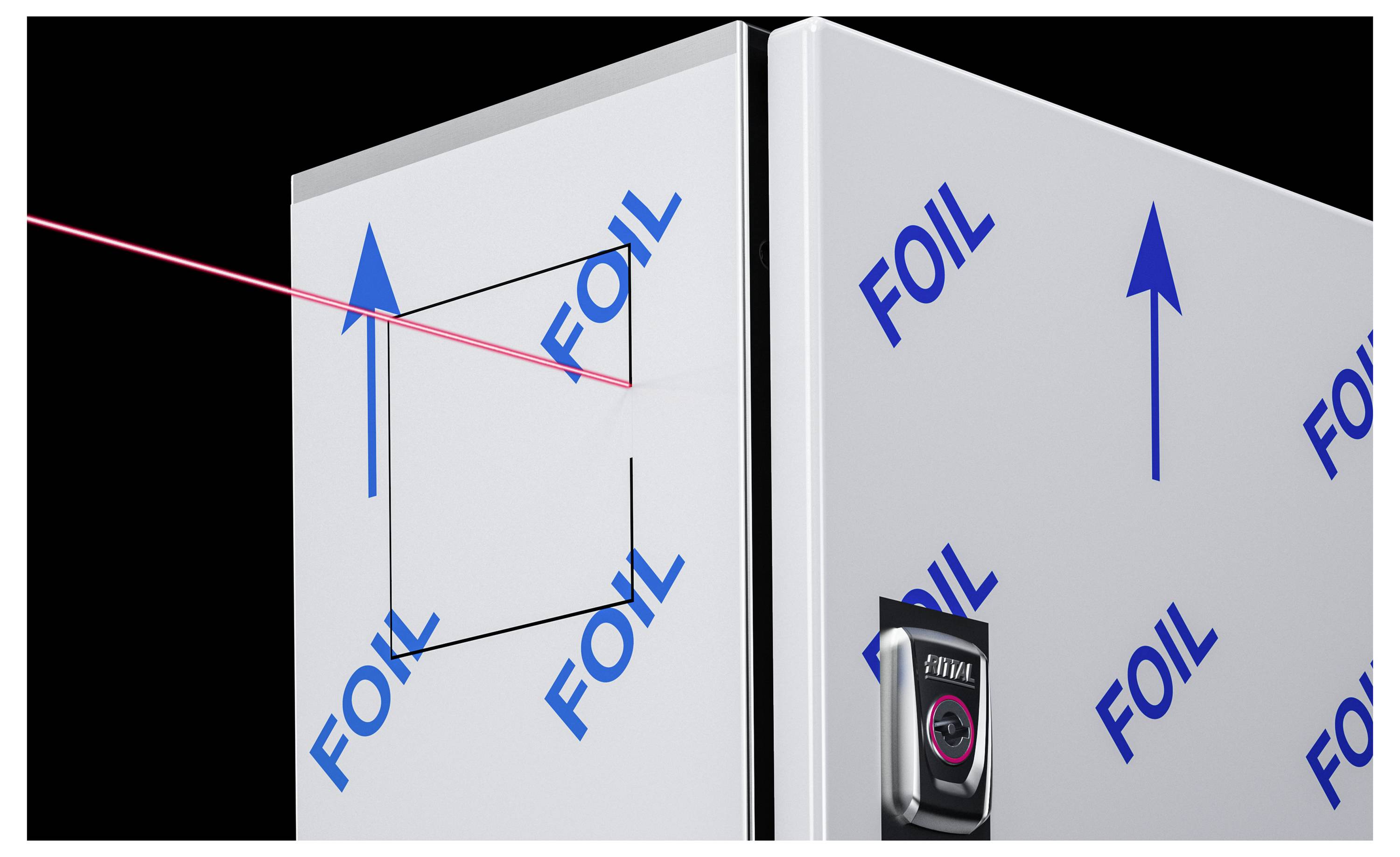 'Laser schneidet durch Folienverpackung einer weißen Oberfläche. Blaue Pfeile und 'FOIL'-Aufdrucke auf der Folie sichtbar.'