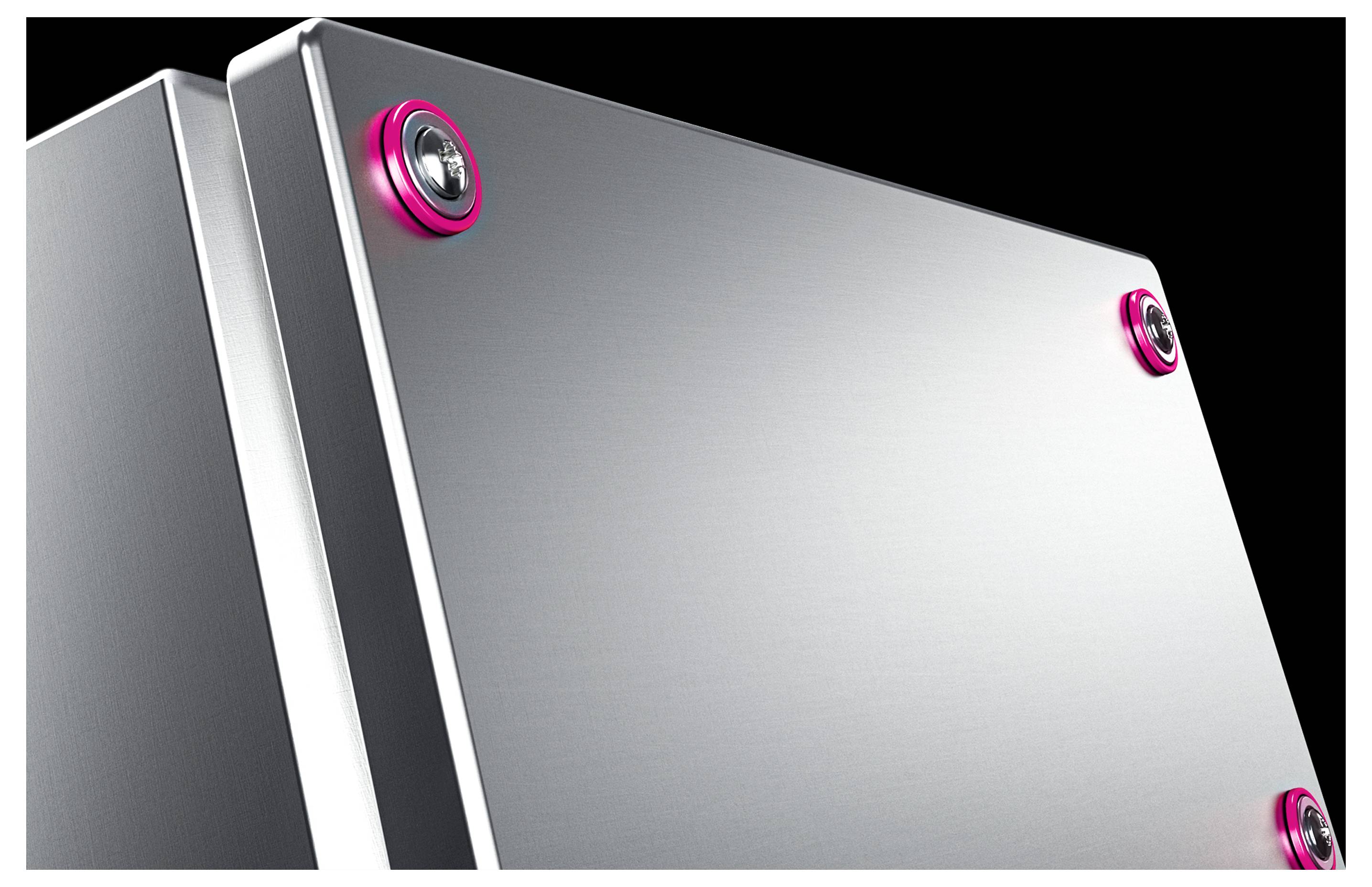 Zwei silberne Metallplatten mit runden, rosafarben umrandeten Befestigungen an den Ecken, vor einem schwarzen Hintergrund.