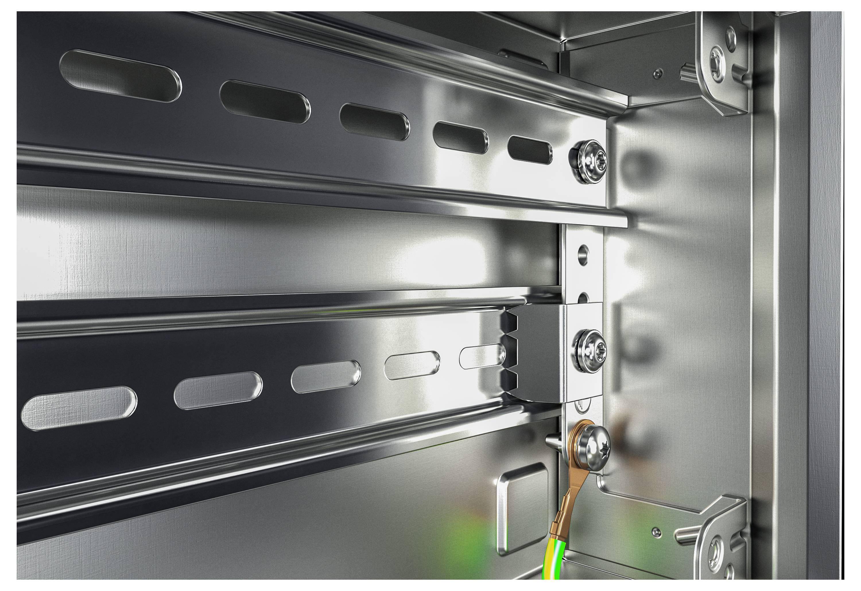 Inneres eines metallischen Schaltschrankes mit Erdungsschiene. Kabel ist mit einer Erdungsklemme verbunden.