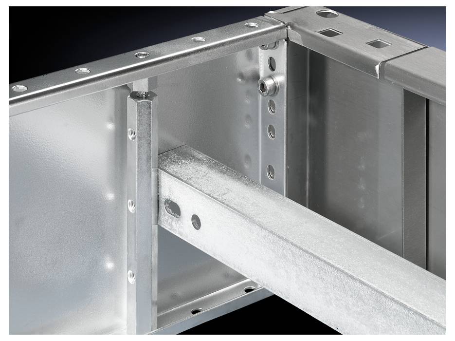 Metallische Konstruktion eines Stahlträger-Profilsystems, in einem verzinkten Finish, das einen Knotenpunkt zwischen zwei Trägern zeigt.