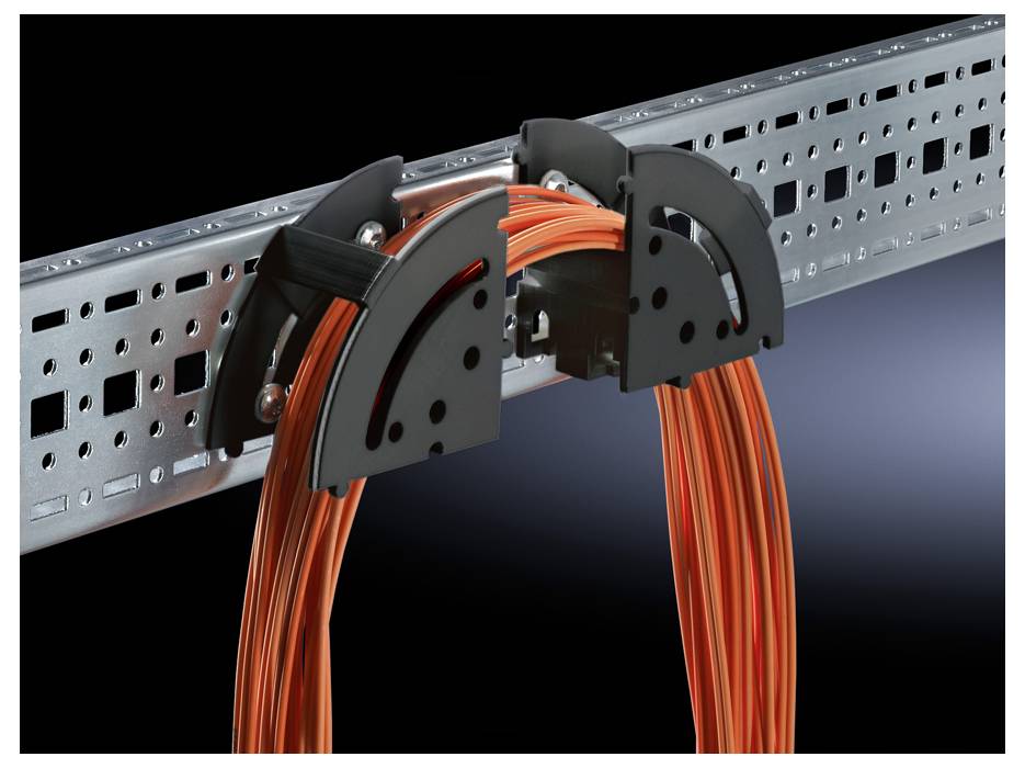 Kabelmanagementsystem: Mehrere orangefarbene Kabel werden mit Halterungen an einer perforierten Metallschiene befestigt.