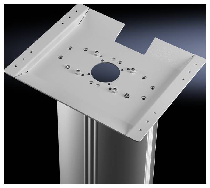 Metallische Halterung oder Befestigungsplatte mit Bohrungen und Schrauben. Vermittelt technisches Equipment oder industrielle Anwendung.