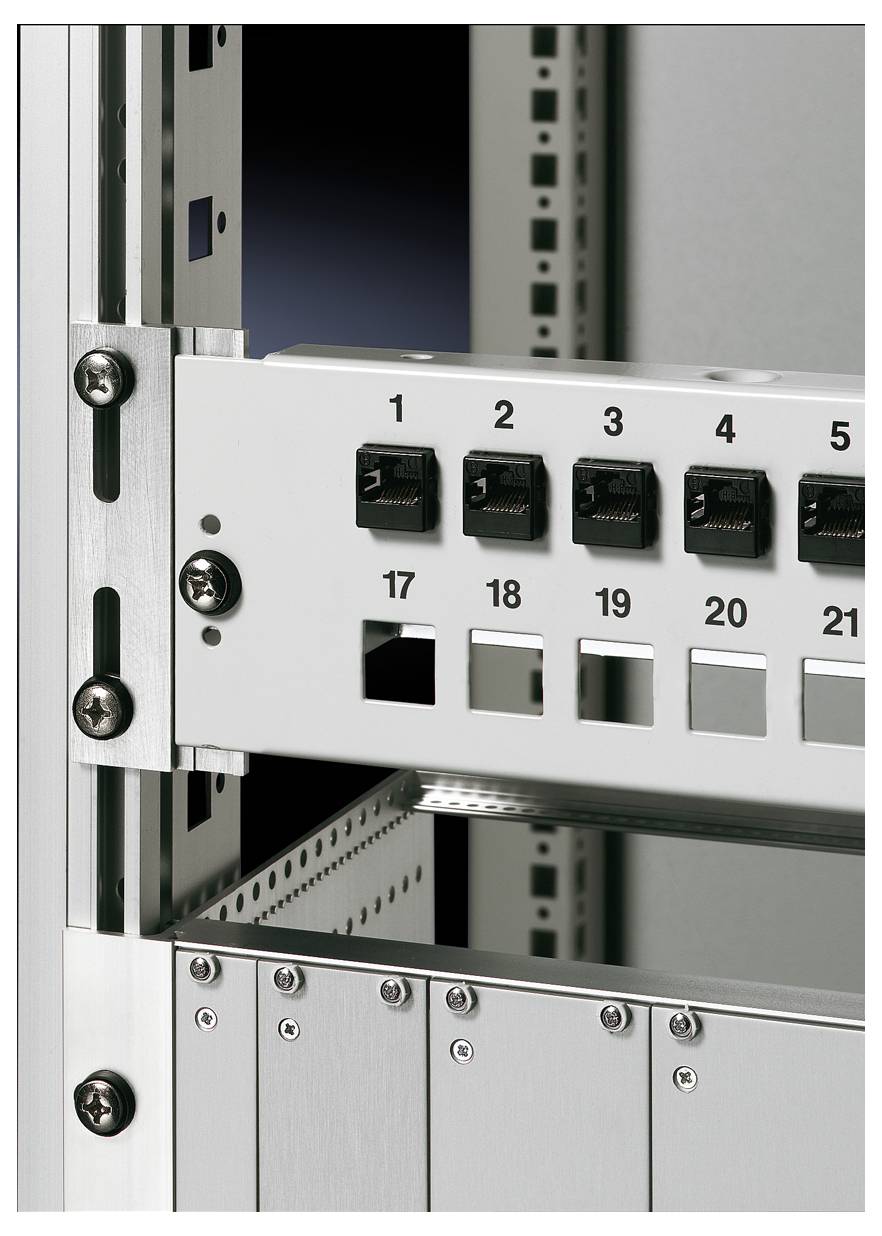 Server-Rack mit nummerierten Ethernet-Ports und offenen Kabeldurchgängen, zeigt Netzwerkanschlussoptionen.