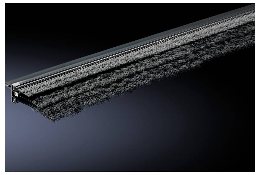 Langes, graues Türdichtungsbürstenprofil vor schwarzem Hintergrund, verwendet zur Abdichtung und zur Reduzierung von Luftzug.