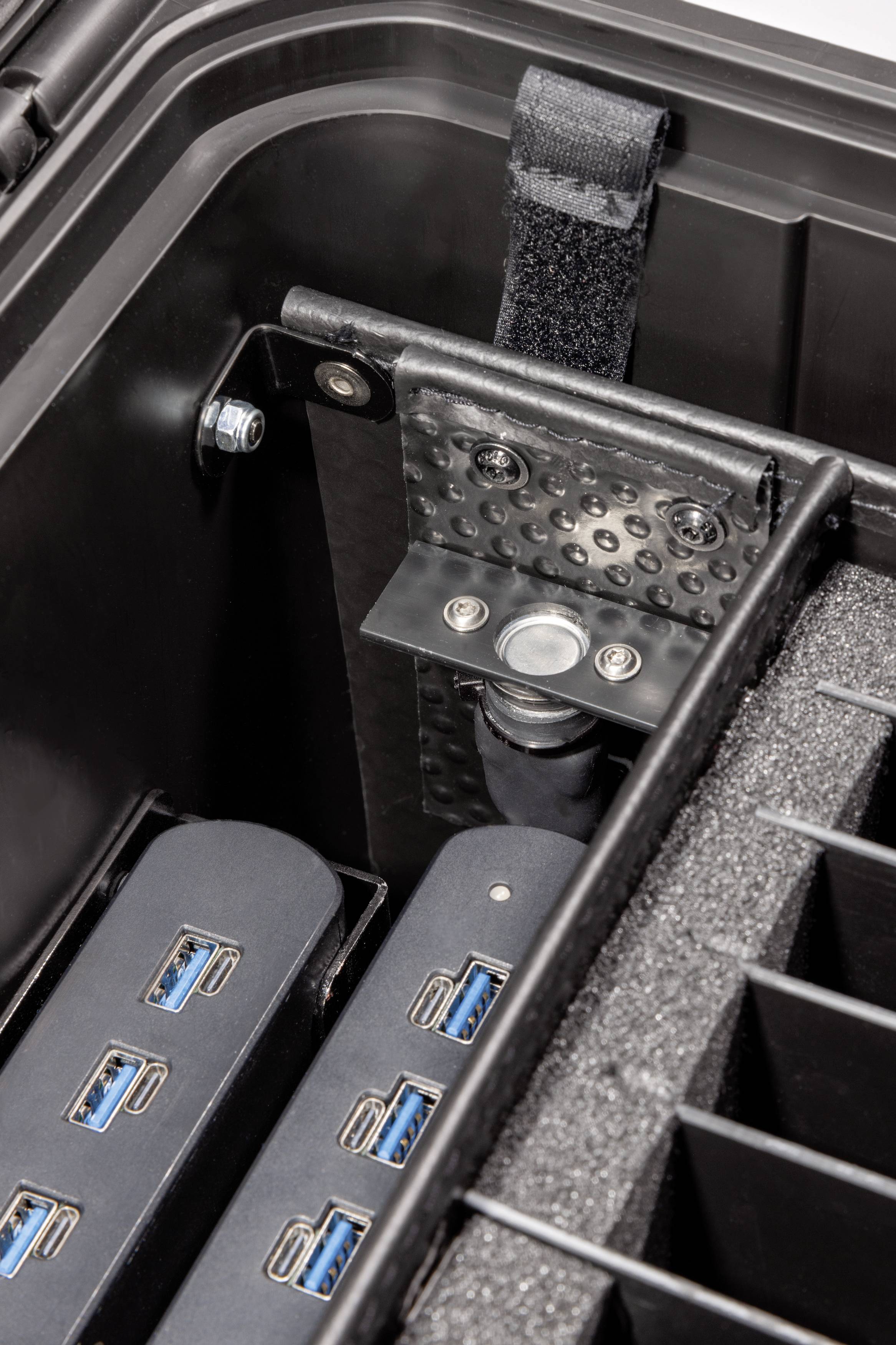 USV-Gehäuse mit USB-Anschlüssen und stoßdämpfendem Schaumstoff. Besonders widerstandsfähig, ideal für den sicheren Transport.
