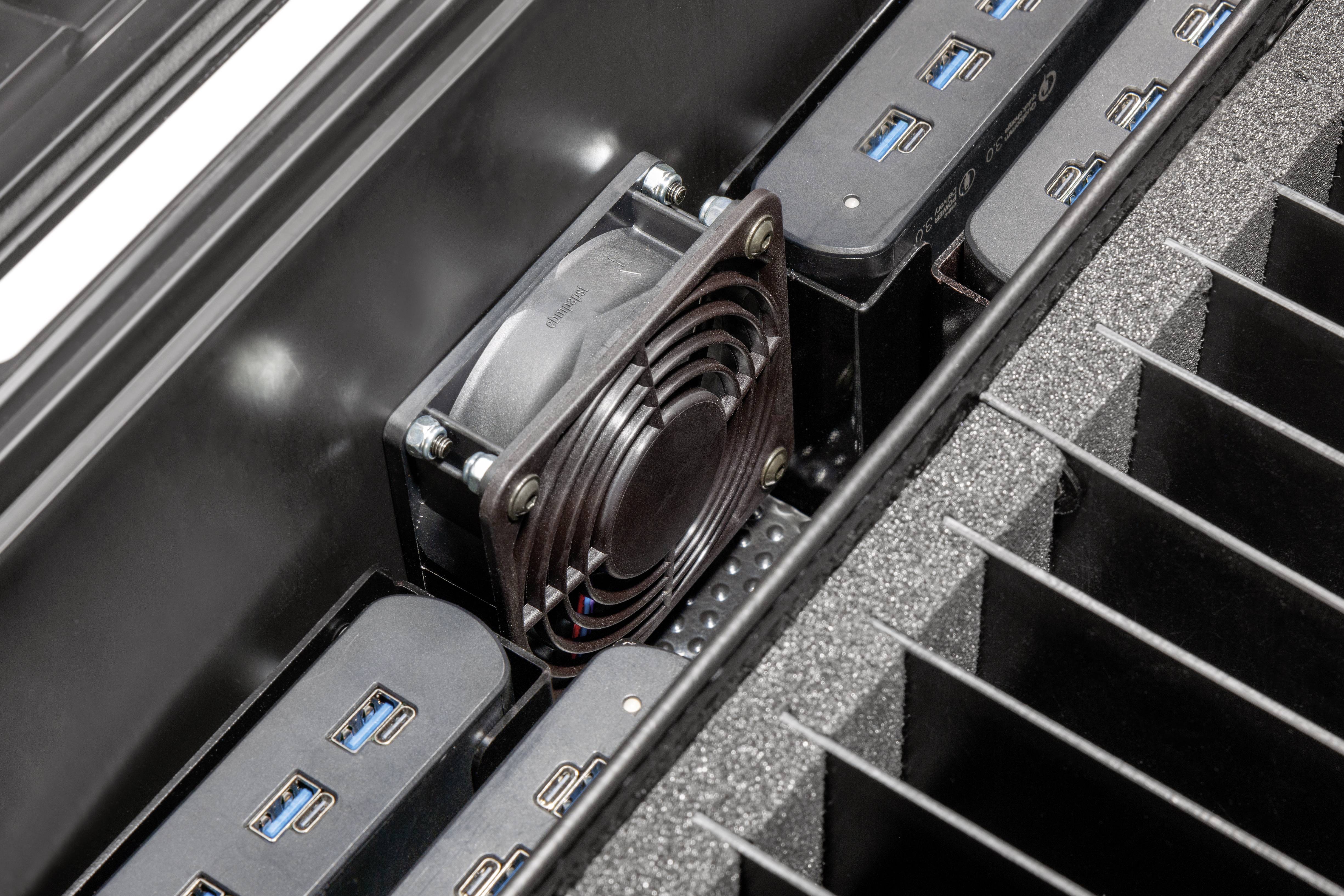 Ein Computergehäuse mit Lüfter und mehreren USB-Anschlüssen, die für den Anschluss von Geräten vorgesehen sind.