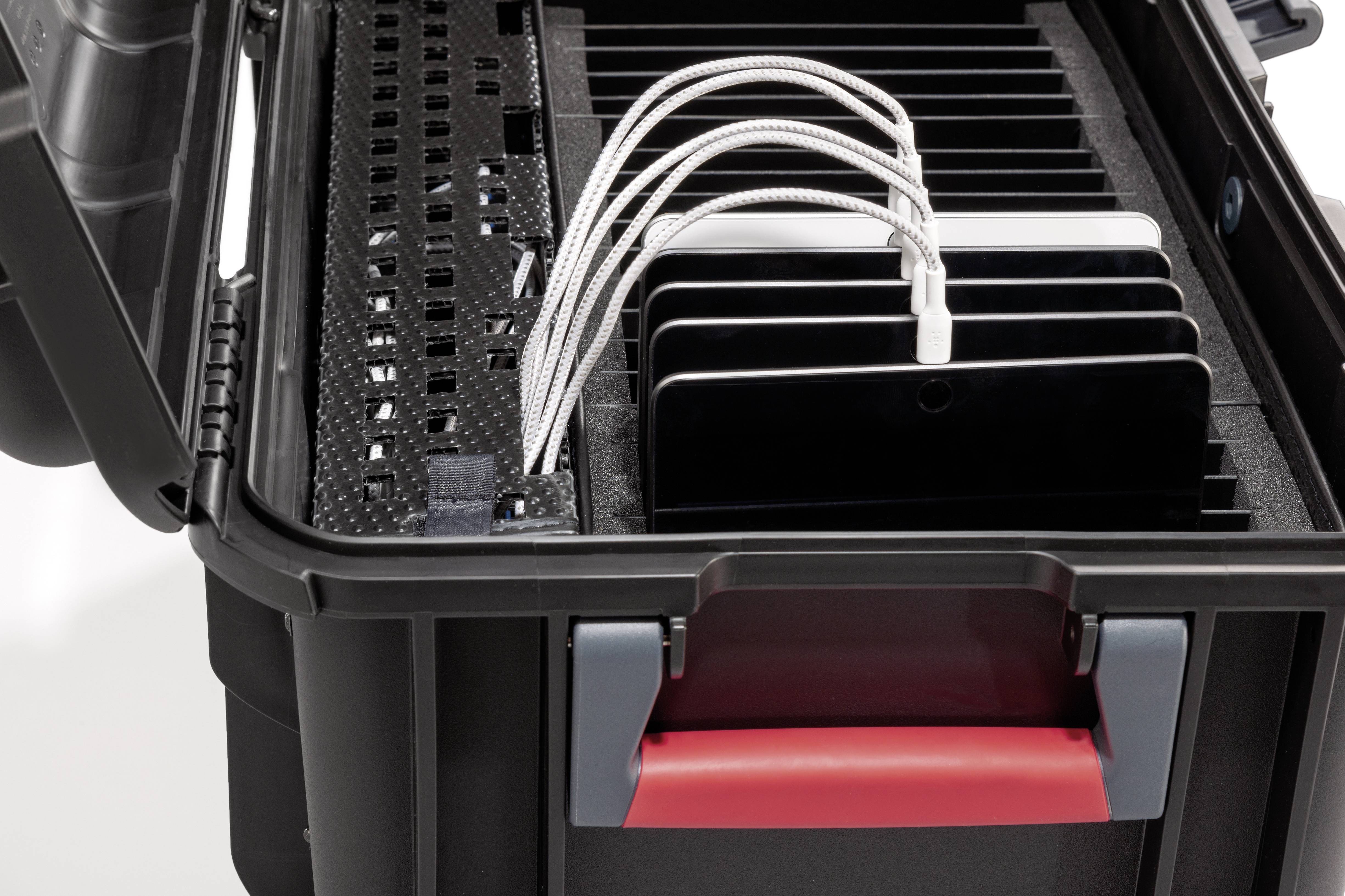 Offene schwarze Box mit mehreren Laptops oder Tablets, die über USB-Kabel verbunden sind, vermutlich zum gleichzeitigen Laden.