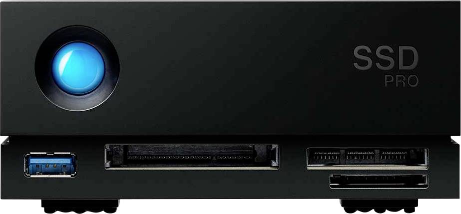 Ein schwarzes externes Festplattengehäuse mit einem blauen Leuchtknopf und mehreren Anschlussoptionen auf der Vorderseite.