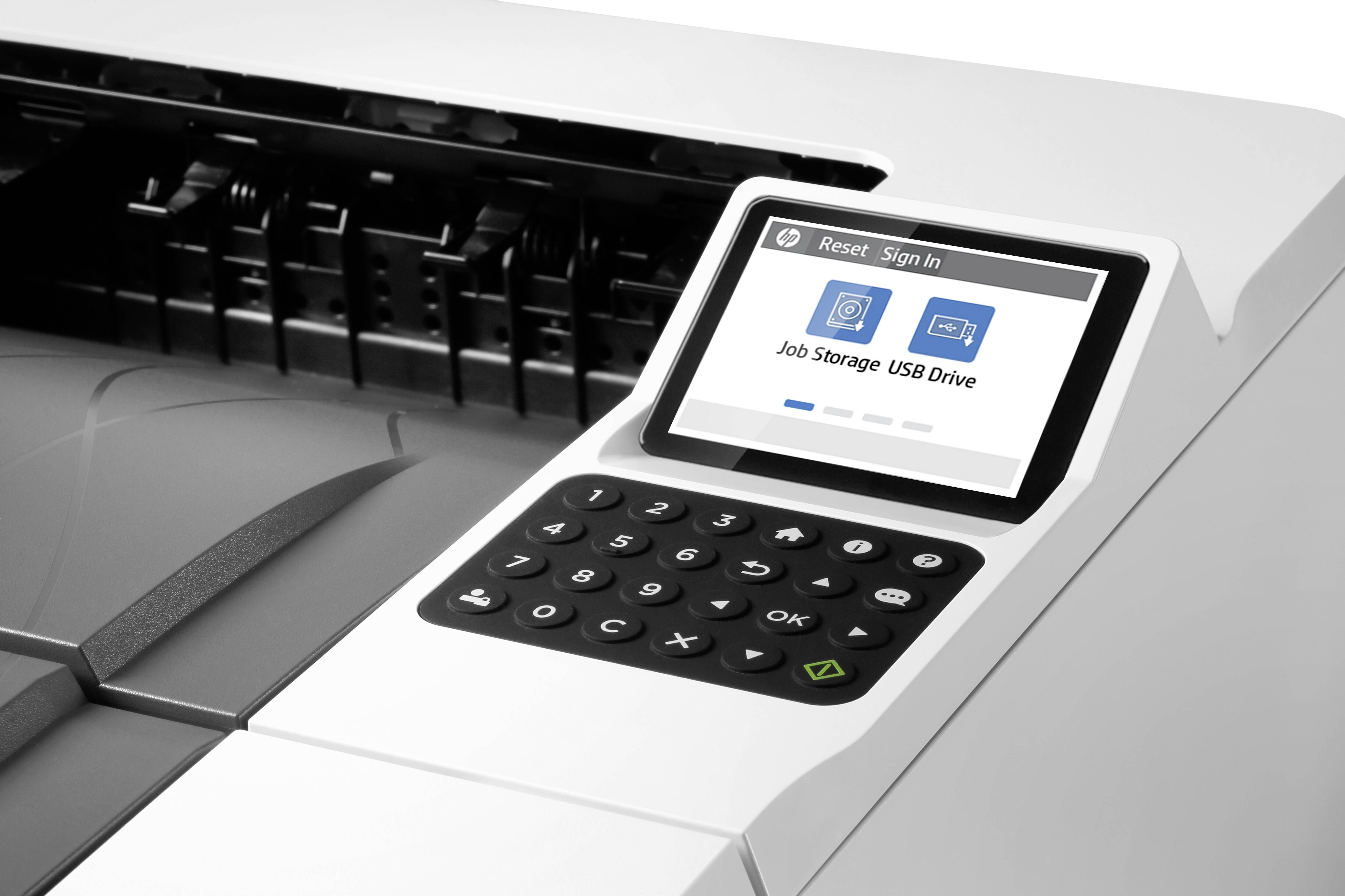 Ein Drucker mit einem Display, das Optionen wie 'Auftragsspeicher' und 'USB-Laufwerk' anzeigt. Tastenfeld zur Bedienung darunter.