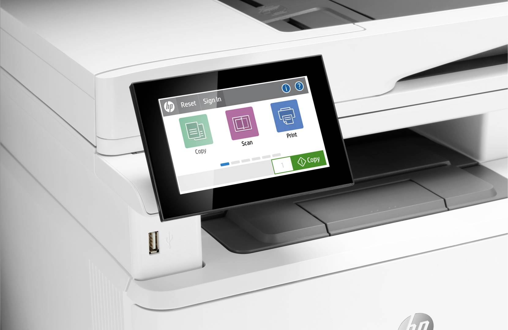 Ein moderner Drucker mit Touchscreen-Display zeigt Optionen: 'Kopieren', 'Scannen' und 'Drucken'. USB-Anschluss sichtbar.