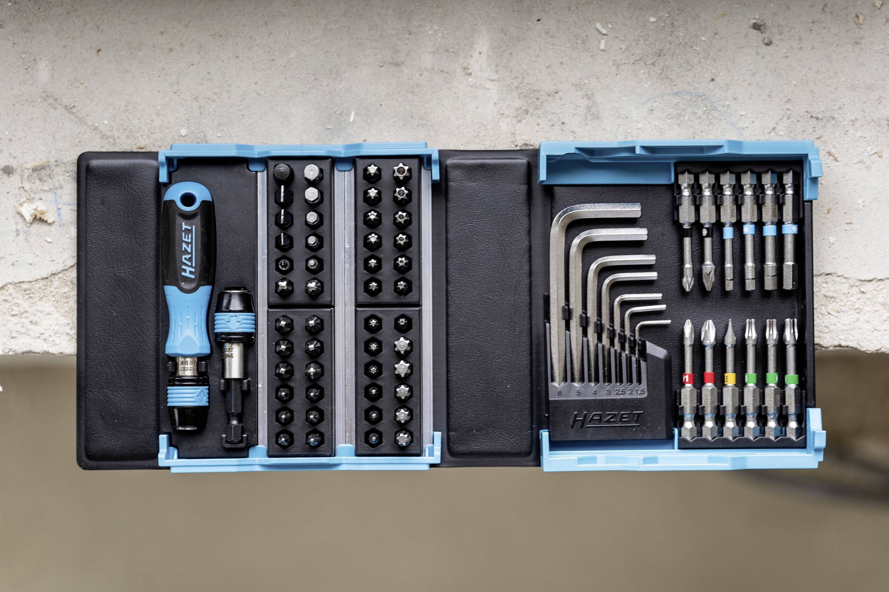 Werkzeugset in blauer Box mit Schraubendreher, Bits und Inbusschlüsseln.