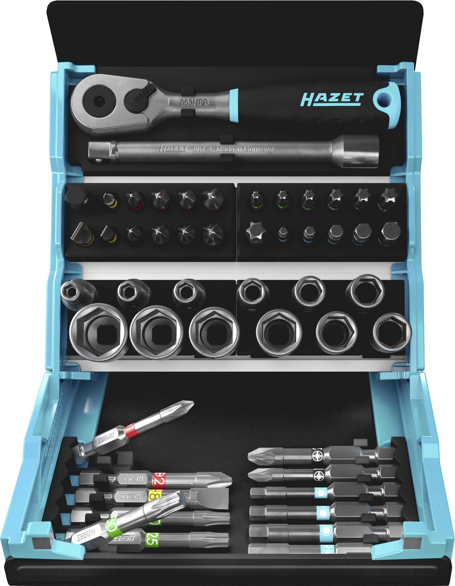 Satz mit verschiedenen Bit- und Steckschlüsseleinsätzen in einer blauen Box. Enthält Schraubendreheraufsätze, Stecknüsse und eine Ratsche.