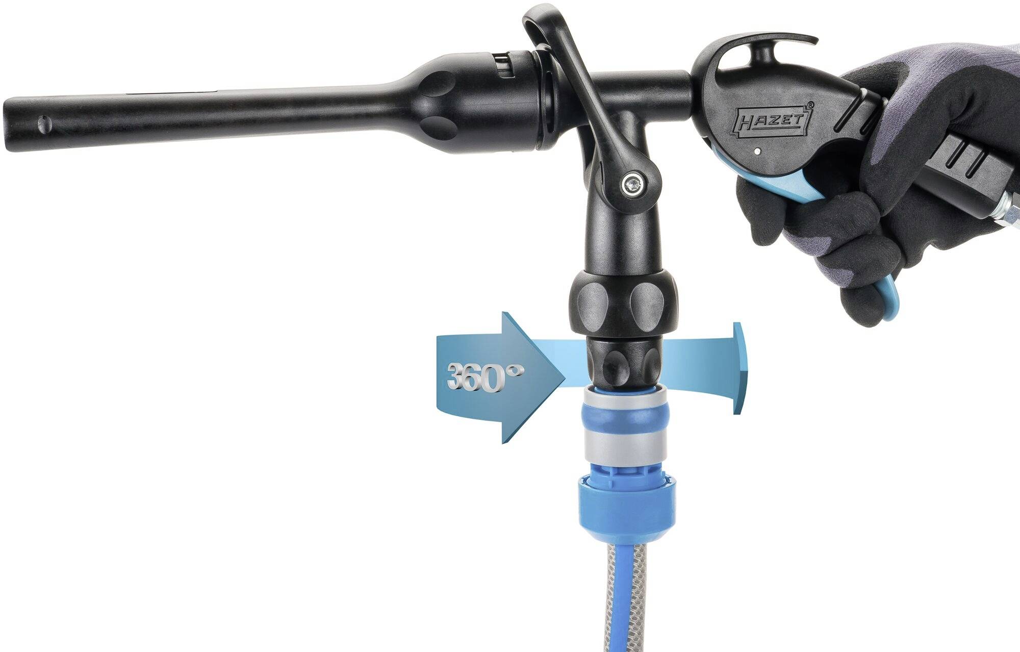 Ein Handspritzgerät mit einem drehbaren 360-Grad-Gelenk, das eine flexible Ausrichtung ermöglicht. Eine Hand hält den Griff fest.
