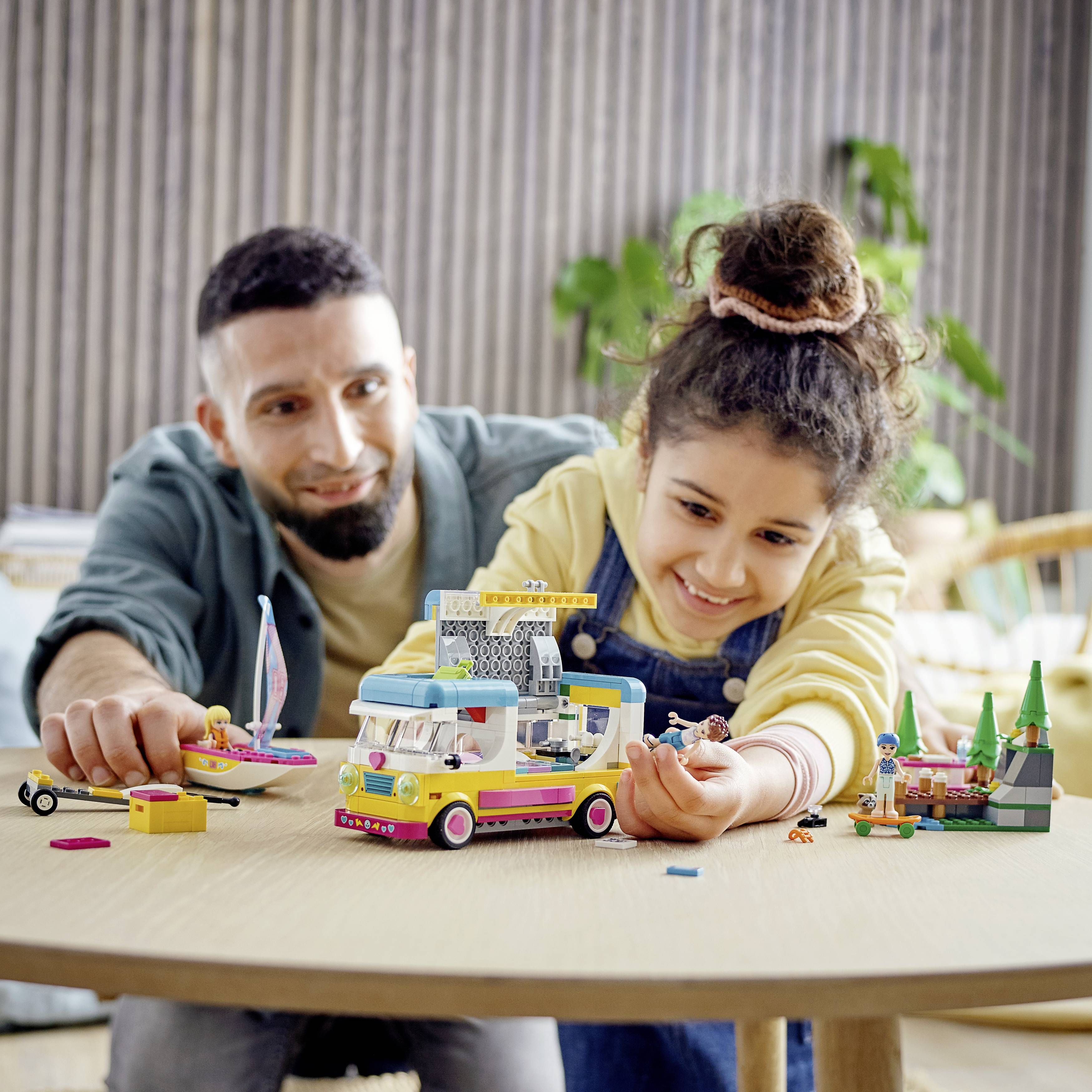 41681 LEGO® FRIENDS Wohnmobil- und Segelbootausflug