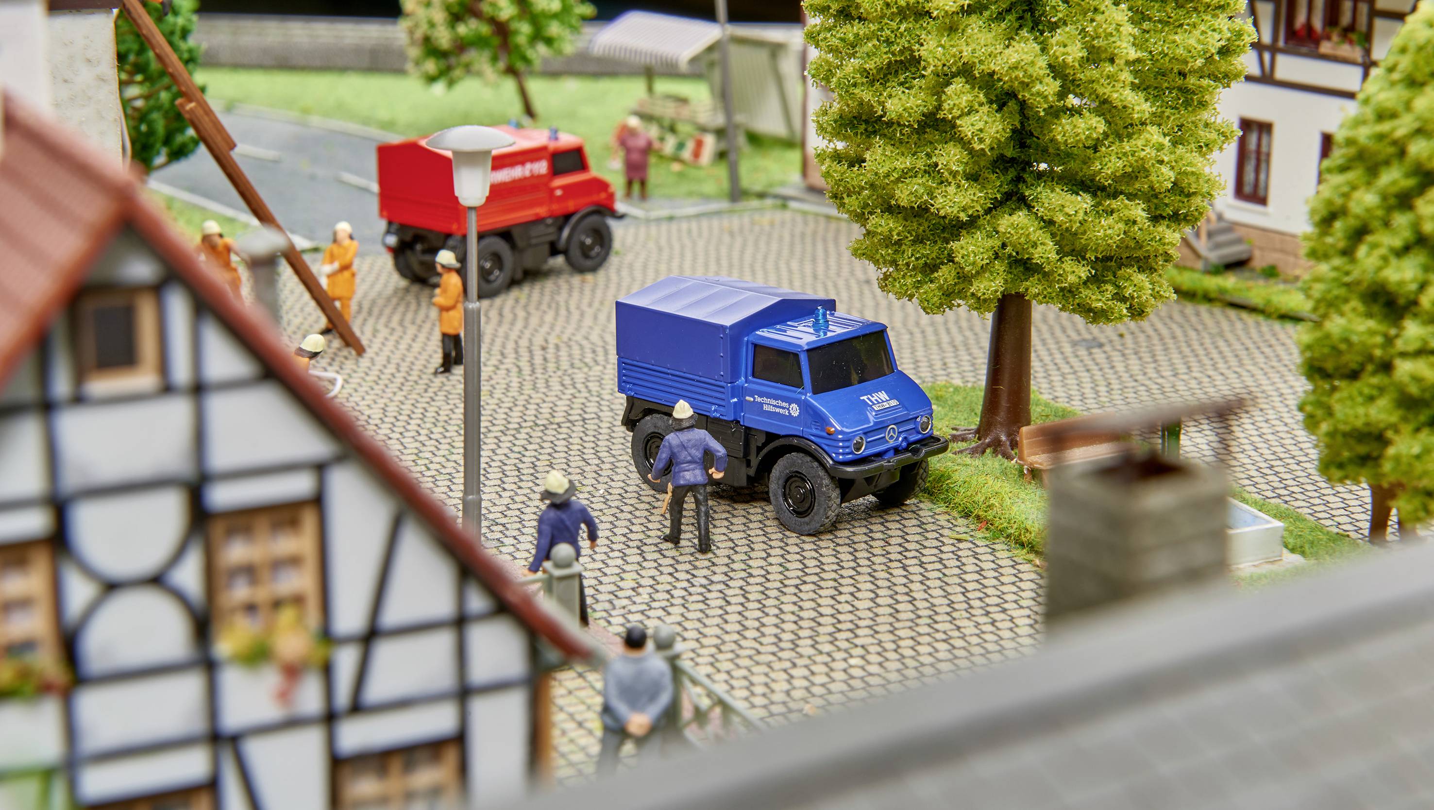 Carson Modellsport 504138 MB Unimog U406 THW 1:87 RC Modellauto Elektro Einsatzfahrzeug inkl. Akku, Ladegerät und Senderbatterien