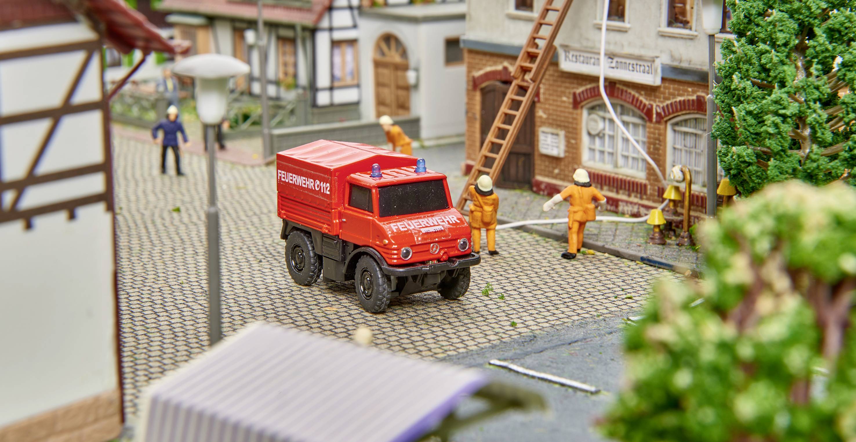 Carson Modellsport 500504139 MB Unimog U406 Feuerwehr 1:87 RC Modellauto Elektro Einsatzfahrzeug inkl. Akku, Ladegerät und