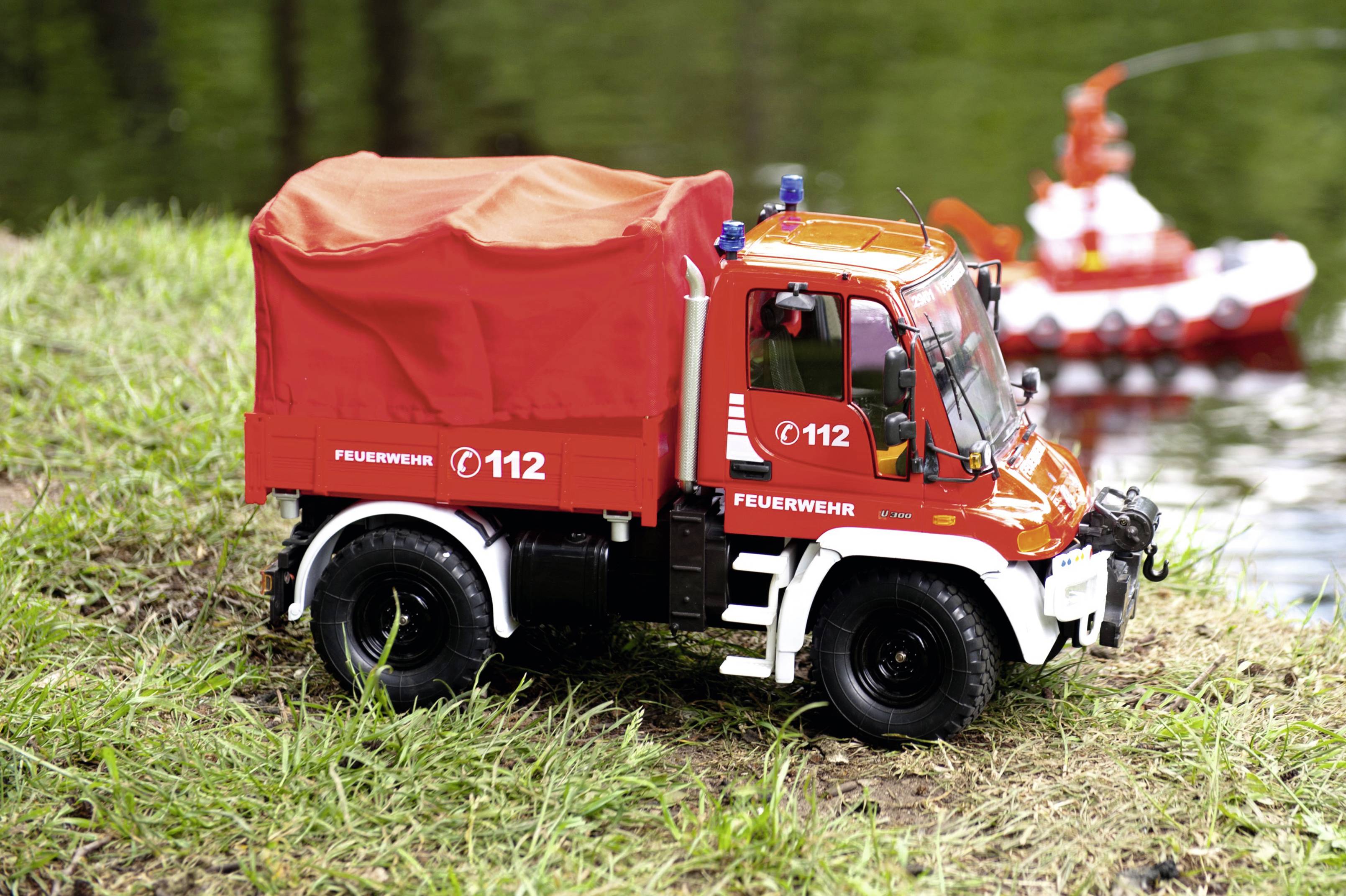 Carson Modellsport MB Unimog U300 Feuerwehr 1:12 RC Einsteiger Modellauto Elektro Einsatzfahrzeug 100% RtR 2,4 GHz inkl. Akku, Ladegerät und Sende