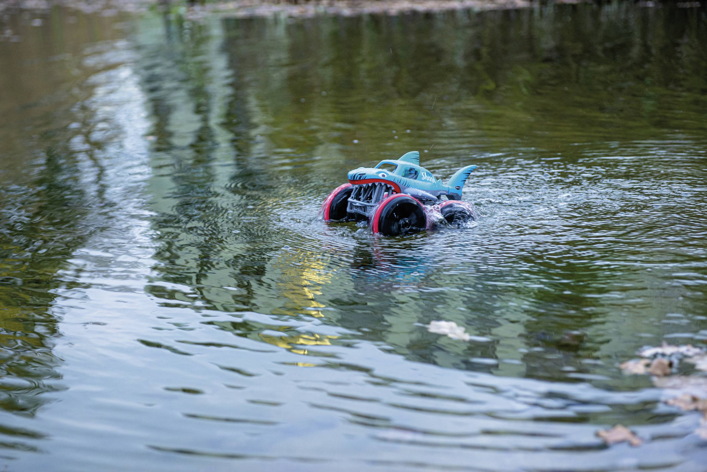 Carson Modellsport 404221 Amphi Shark RC Modellauto Elektro Amphibienfahrzeug inkl. Akku, Ladegerät und Senderbatterien