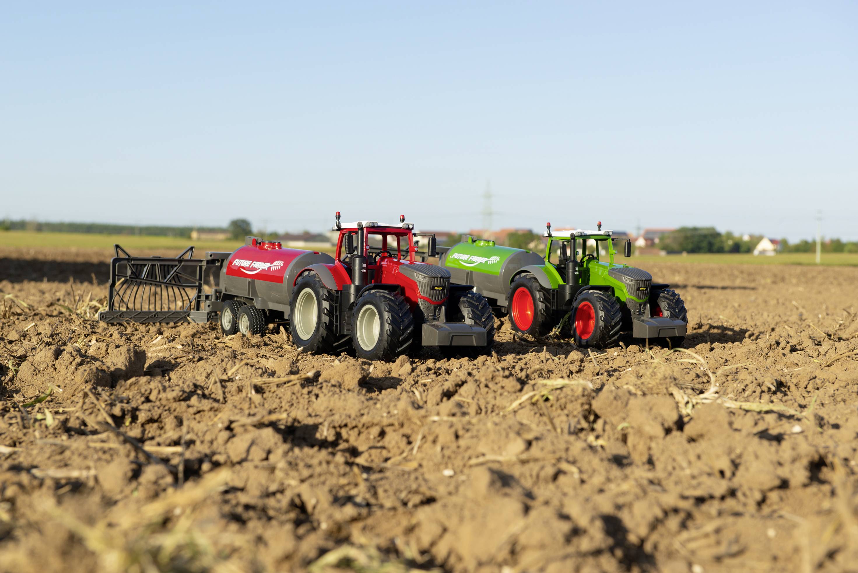 Carson Modellsport 907345 RC Traktor mit Tankwagen 1:16 RC Funktionsmodell Elektro Landwirtschaftsfahrzeug  inkl. Akku, Ladegerät und Senderbatterien