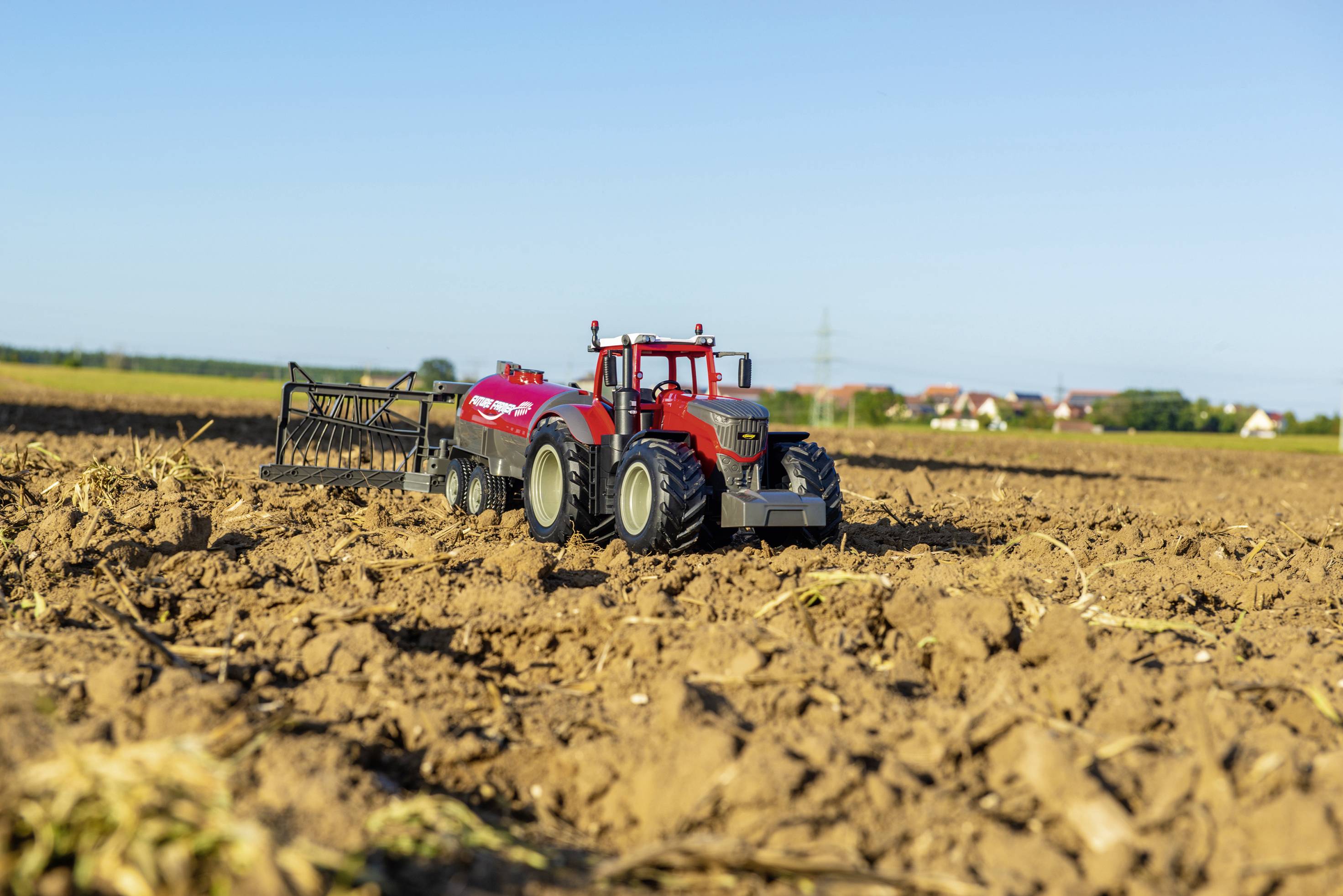 Carson Modellsport 907345 RC Traktor mit Tankwagen 1:16 RC Funktionsmodell Elektro Landwirtschaftsfahrzeug  inkl. Akku, Ladegerät und Senderbatterien