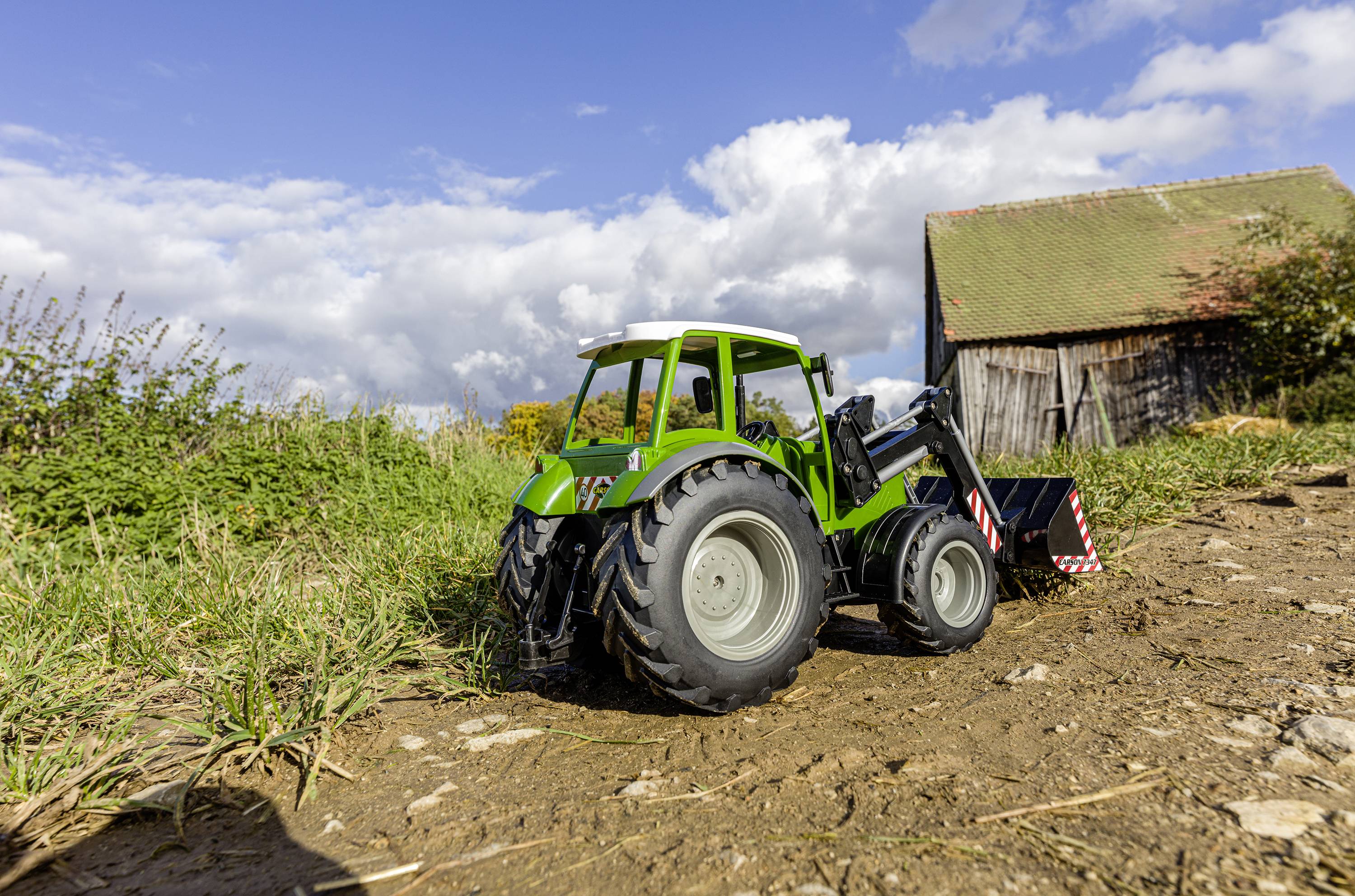 Carson Modellsport 907347 RC Traktor mit Frontlader 1:16 RC Funktionsmodell Elektro Landwirtschaftsfahrzeug inkl. Akku, Ladegerät