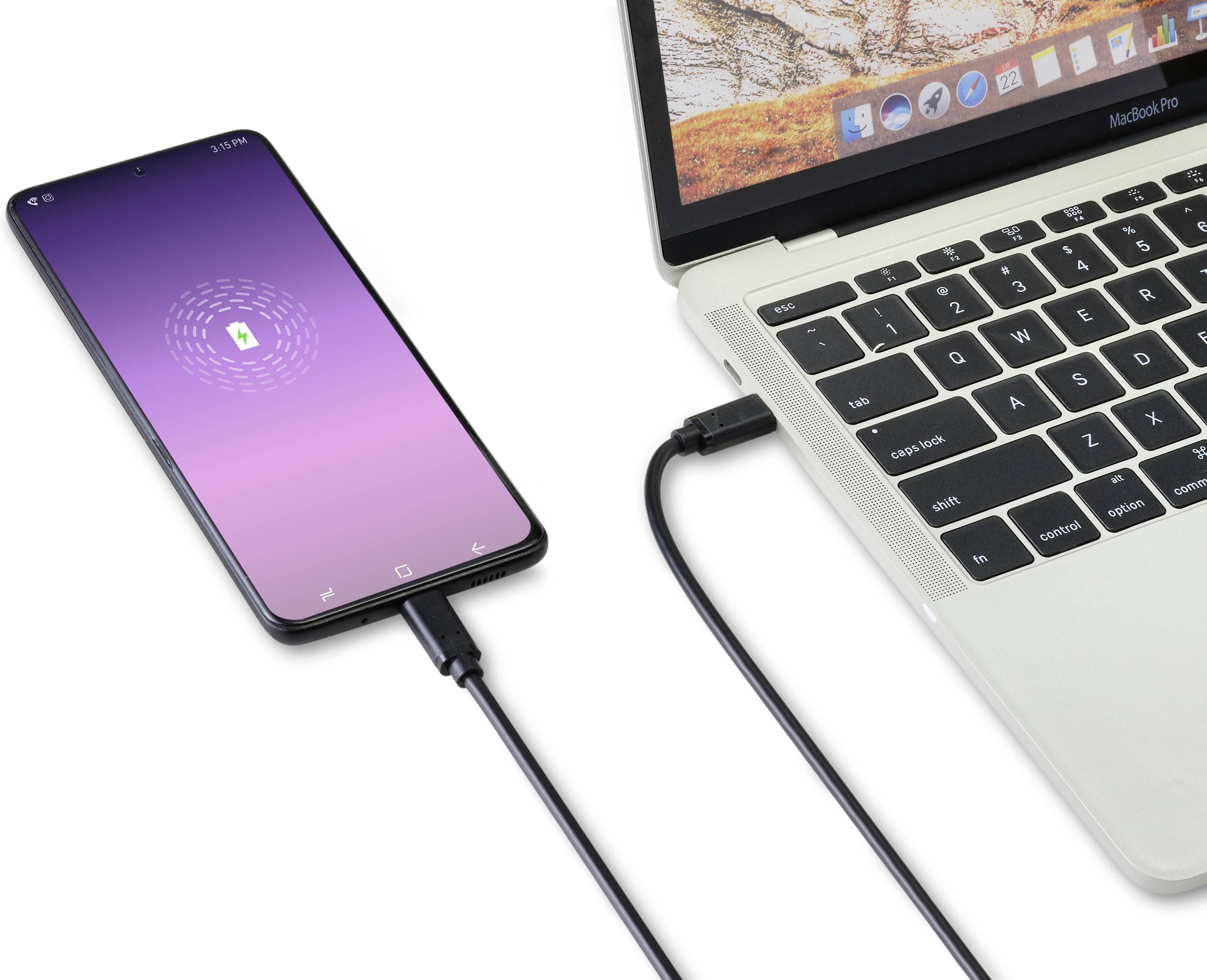 Smartphone wird über USB-Kabel mit Laptop verbunden, um aufzuladen oder Daten zu übertragen. Laptop-Tastatur sichtbar.