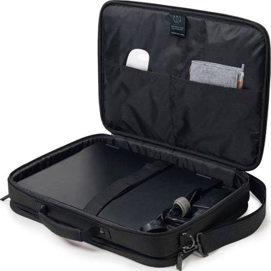 Geöffnete schwarze Laptoptasche mit Fächern, die ein Ladegerät, eine Maus und kleine Accessoires halten. Ein Laptop ist im Hauptfach.