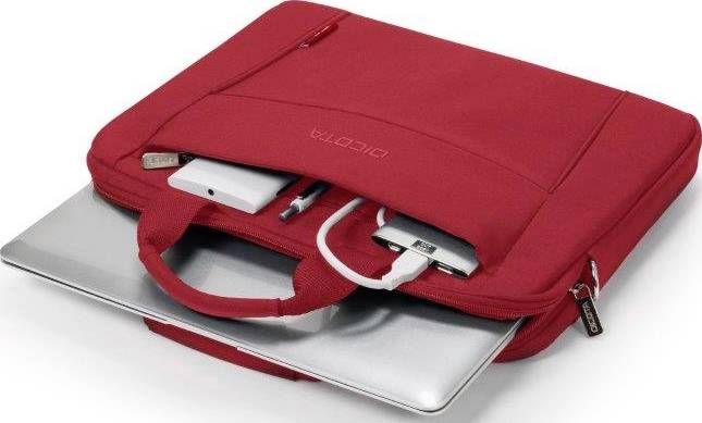 Rote Laptoptasche mit Reißverschluss, teilweise geöffnet. Laptop, Stifte und Adapter sind sichtbar. Sie vermittelt Mobilität und Organisation.