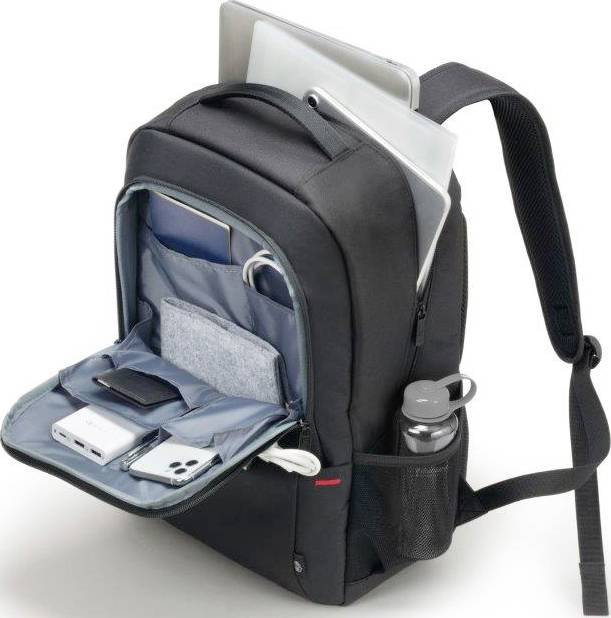 Ein grauer Rucksack, geöffnet, zeigt mehrere Fächer mit einem Laptop, Tablets, einer Wasserflasche und elektronischem Zubehör.