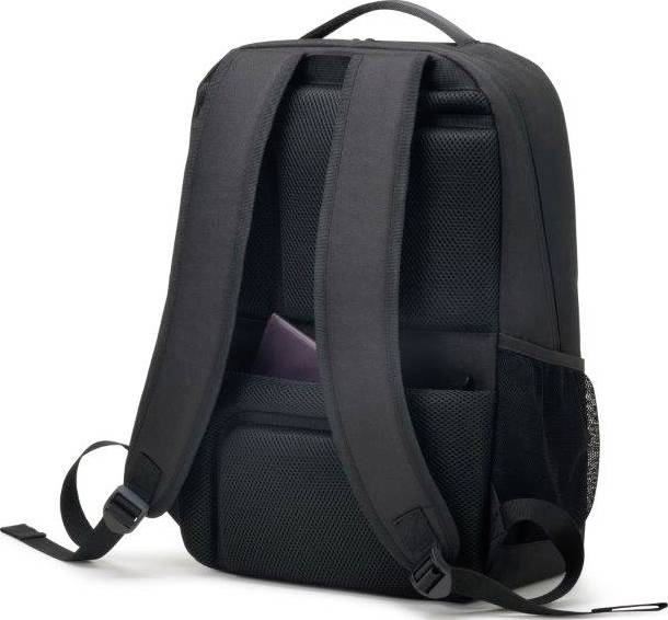 Ein schwarzer Rucksack mit verstellbaren Gurten und einem kleinen Fach, das einen Laptop oder Tablet enthält.