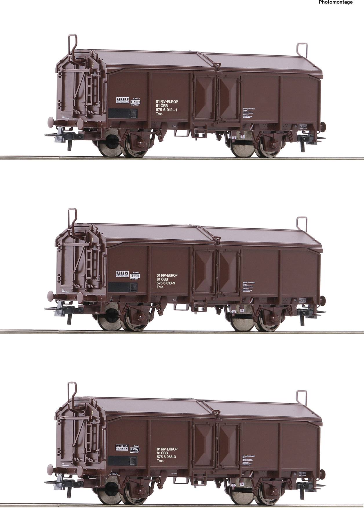 Drei identische braune Güterwaggons auf Schienen, seitlich von schräg vorne betrachtet. Alle Waggons sind leer und in einer Reihe aufgestellt.