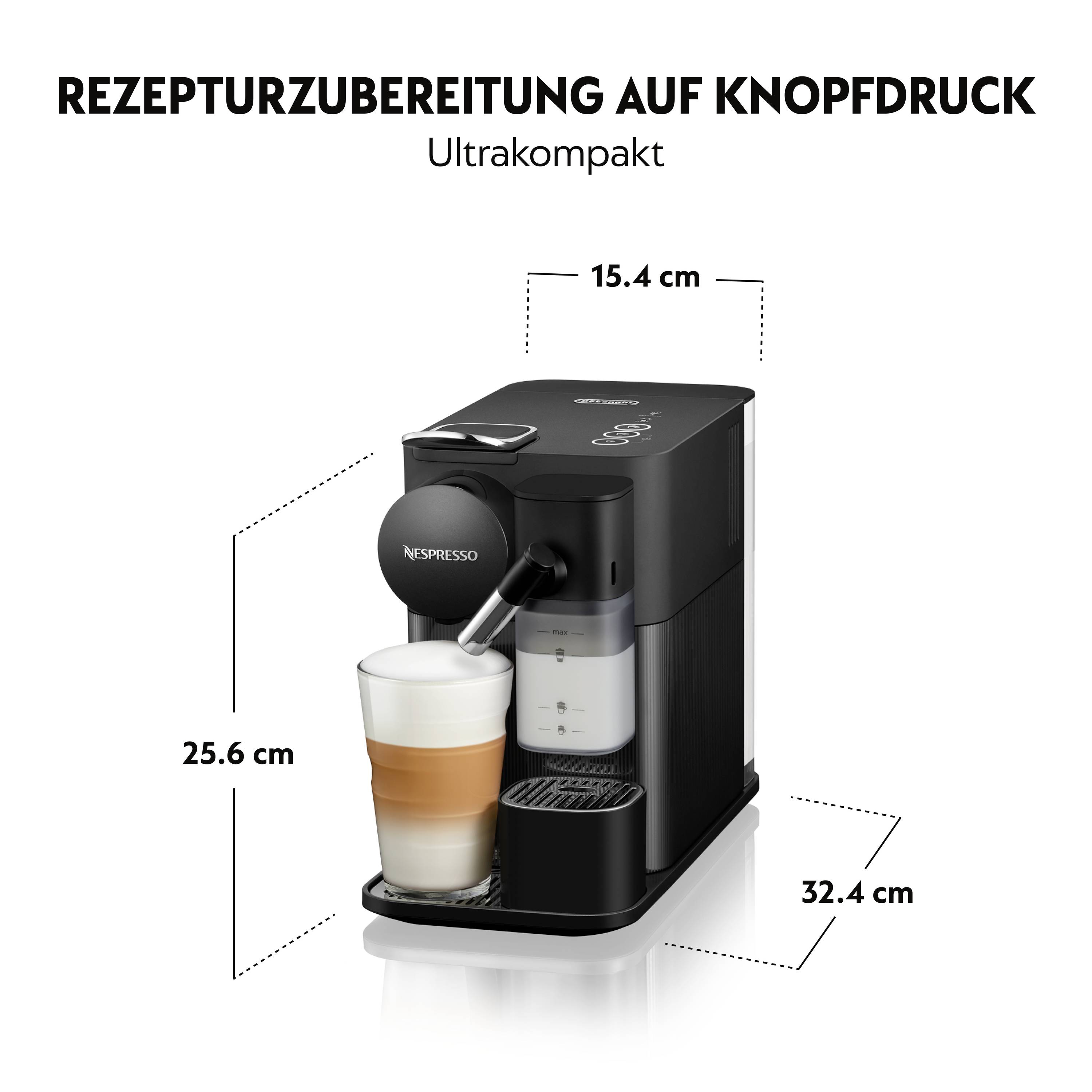 Eine kompakte Kaffeemaschine zeigt ihre Maße: 25,6 cm hoch, 15,4 cm breit und 32,4 cm tief. Dazu ein Glas mit Latte Macchiato.